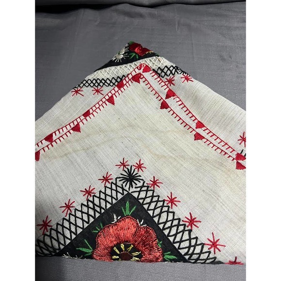 Beautiful Vintage Embroidered Tablecloth Applique - Picture 6 of 6